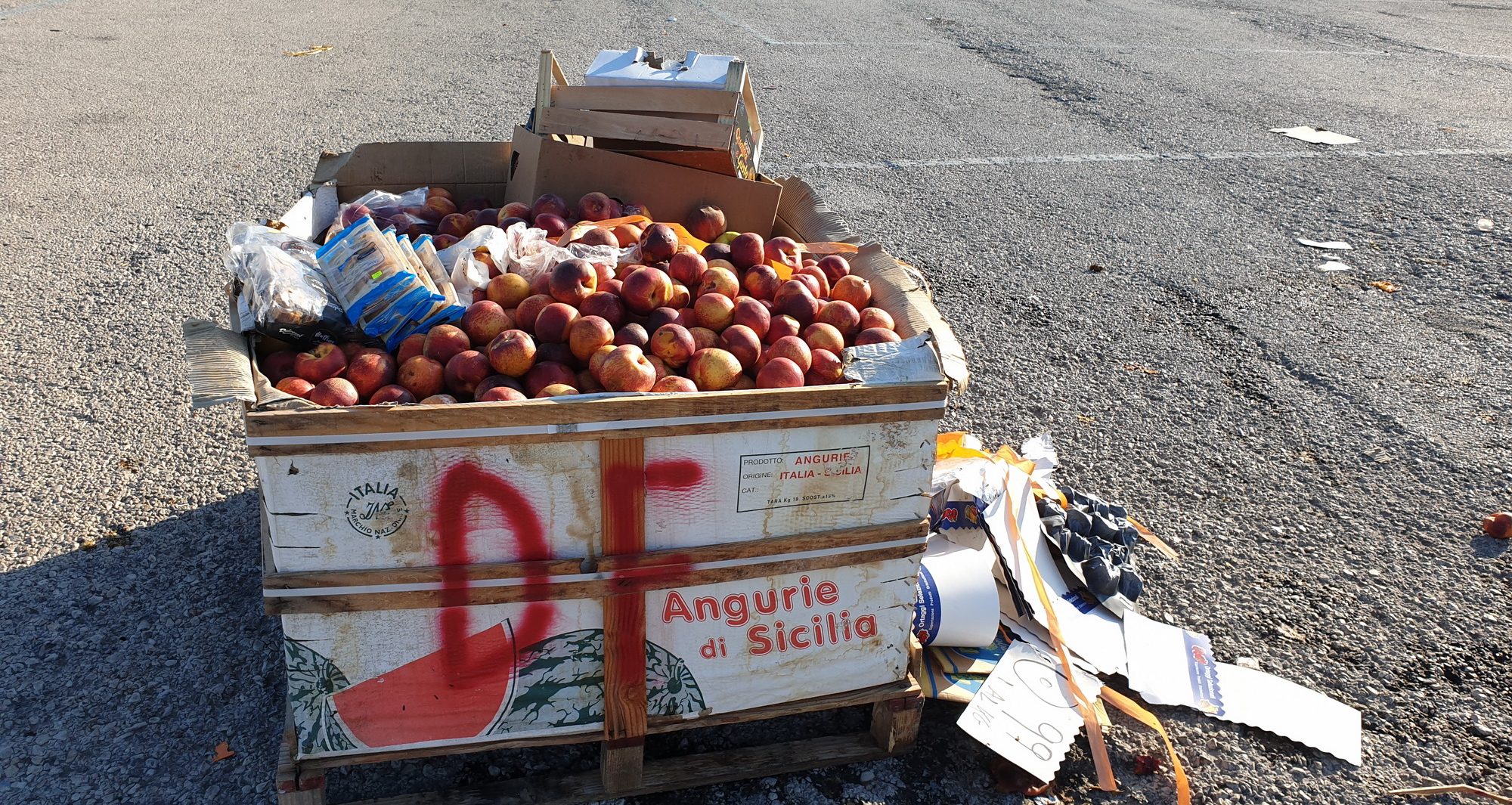  Cento chili di pesche marce: ecco il ricordino del mercato del venerdì