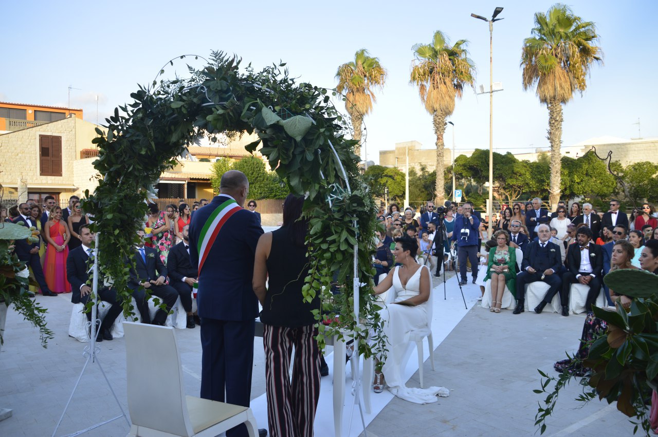  Punta Secca ospita il primo rito civile: sposi in piazza Concordia
