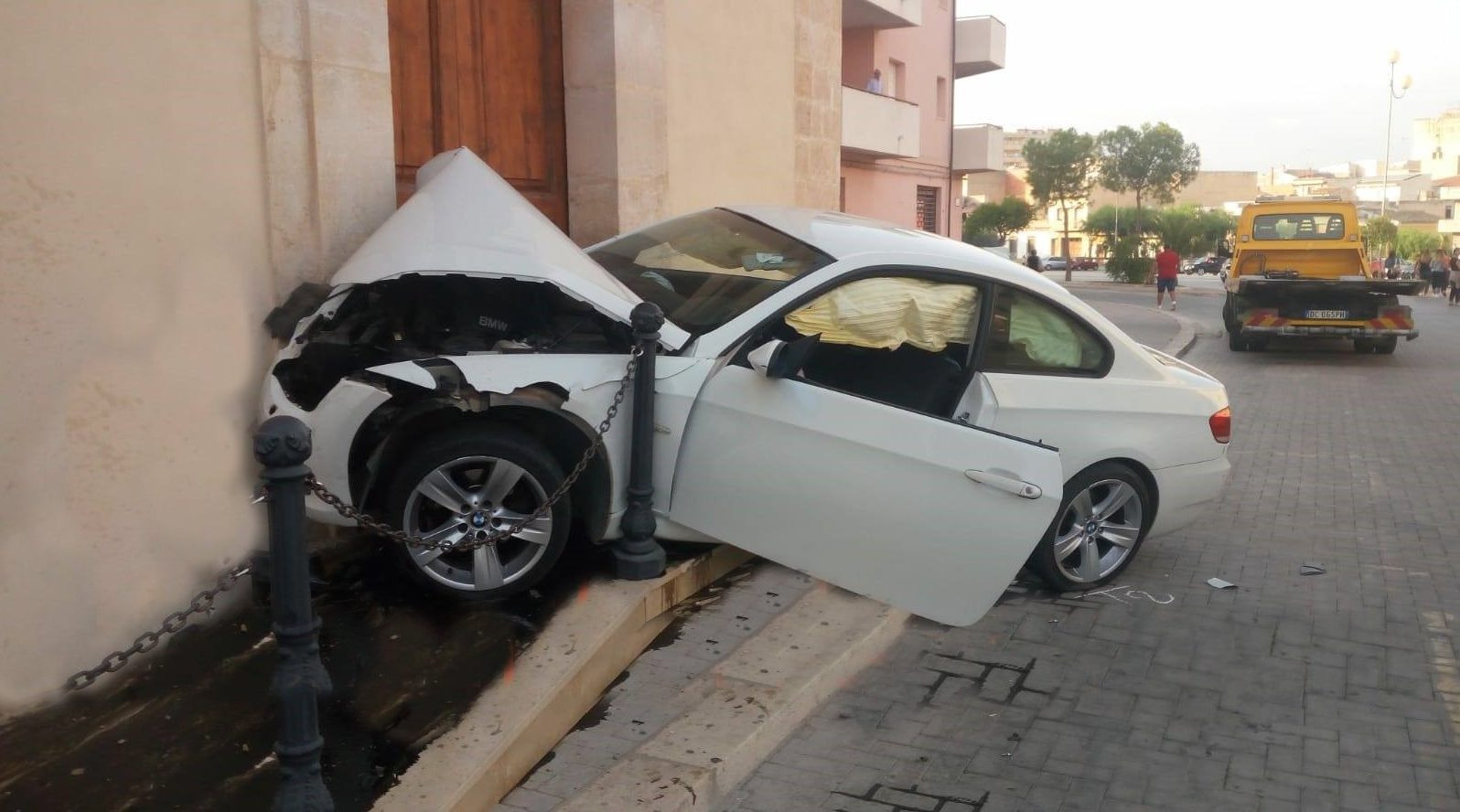  Vittoria – Auto ad alta velocità si schianta a un passo dalla chiesa poco prima della messa