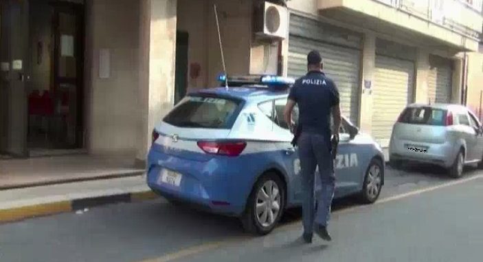  Comiso, aggredisce i poliziotti e i gestori di un bar: arrestato 32enne