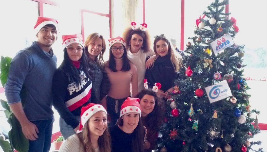  I giovani dell’Avis donano un albero di Natale al plesso Dieci Aule