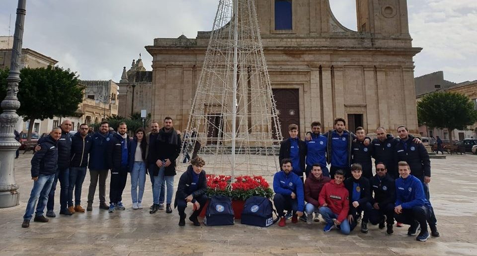  L’Atletico colora con dei ciclamini l’albero di Natale di piazza V.Emanuele