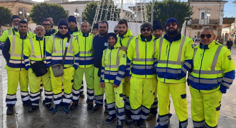  Rifiuti, si blocca tutto. Lavoratori in piazza: “Senza stipendio da mesi”