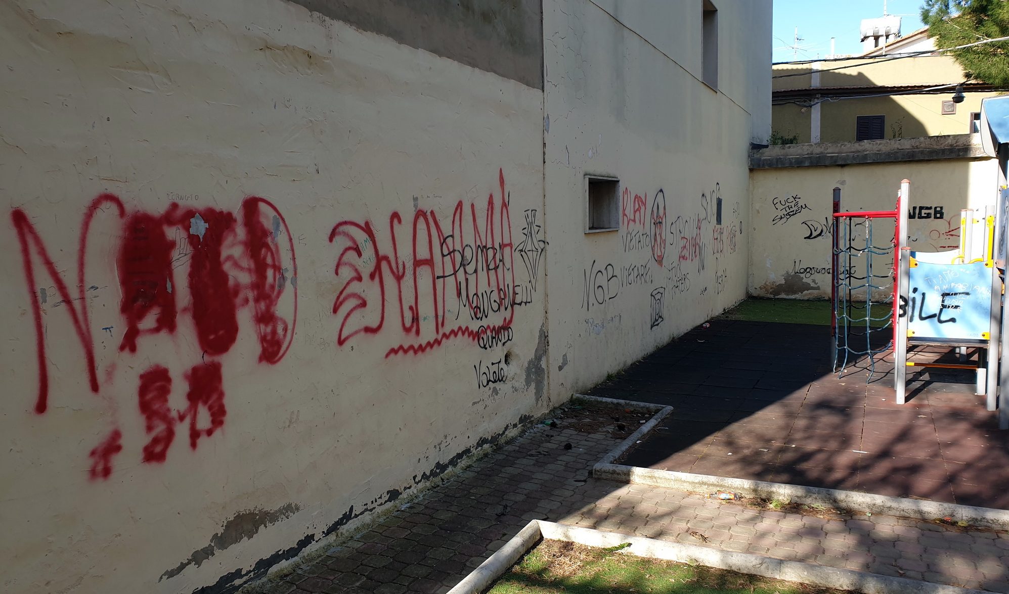 Sfida a chi imbratta di più: S.Croce devastata da scritte incomprensibili