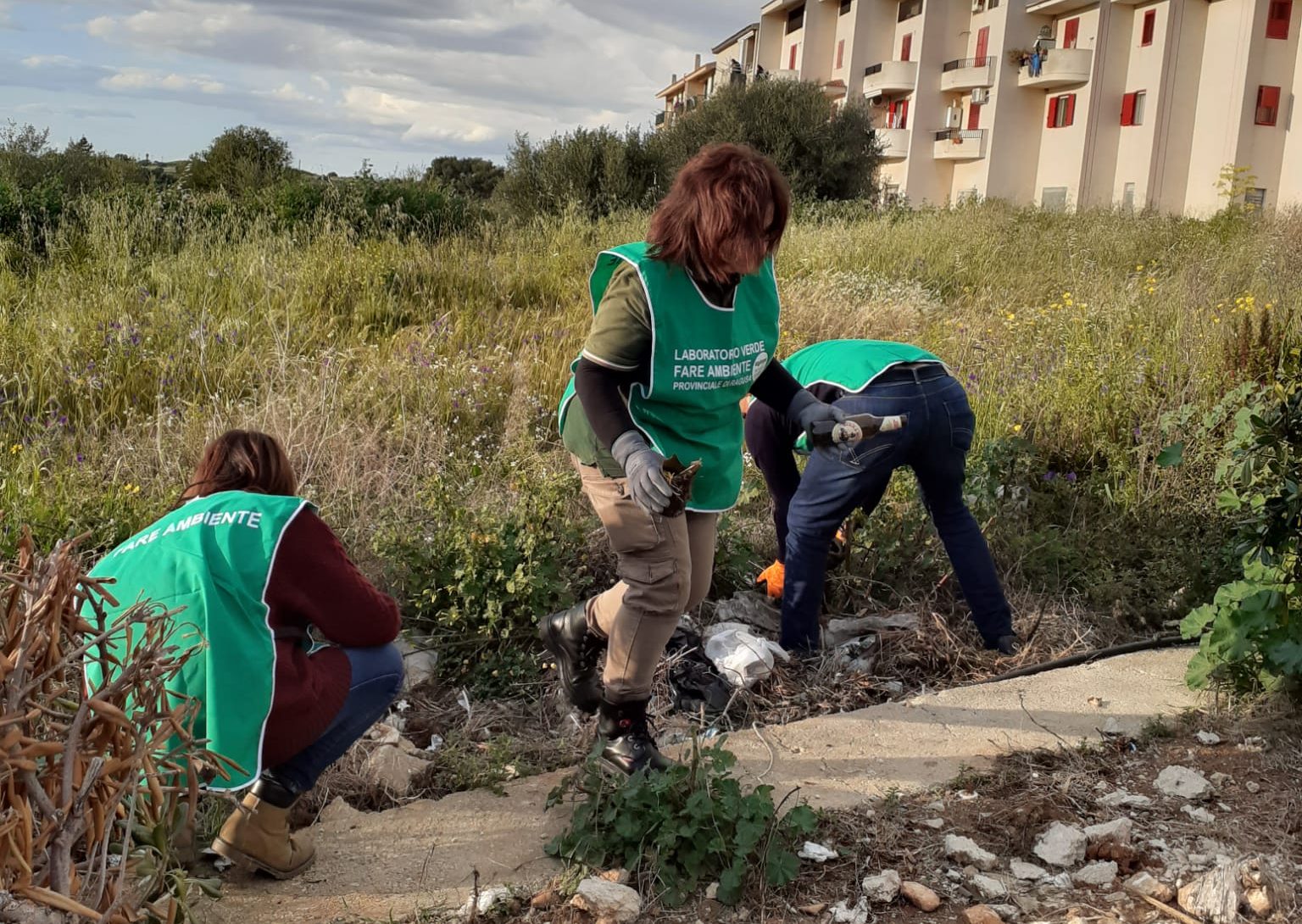  Fare Ambiente ripulisce il piazzale dell’Avis: ritrovate siringhe infette