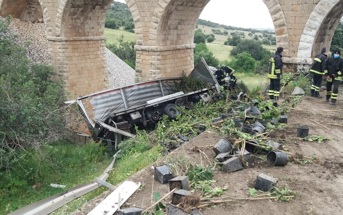  Un camion precipita nella scarpata: incidente in contrada Piombo