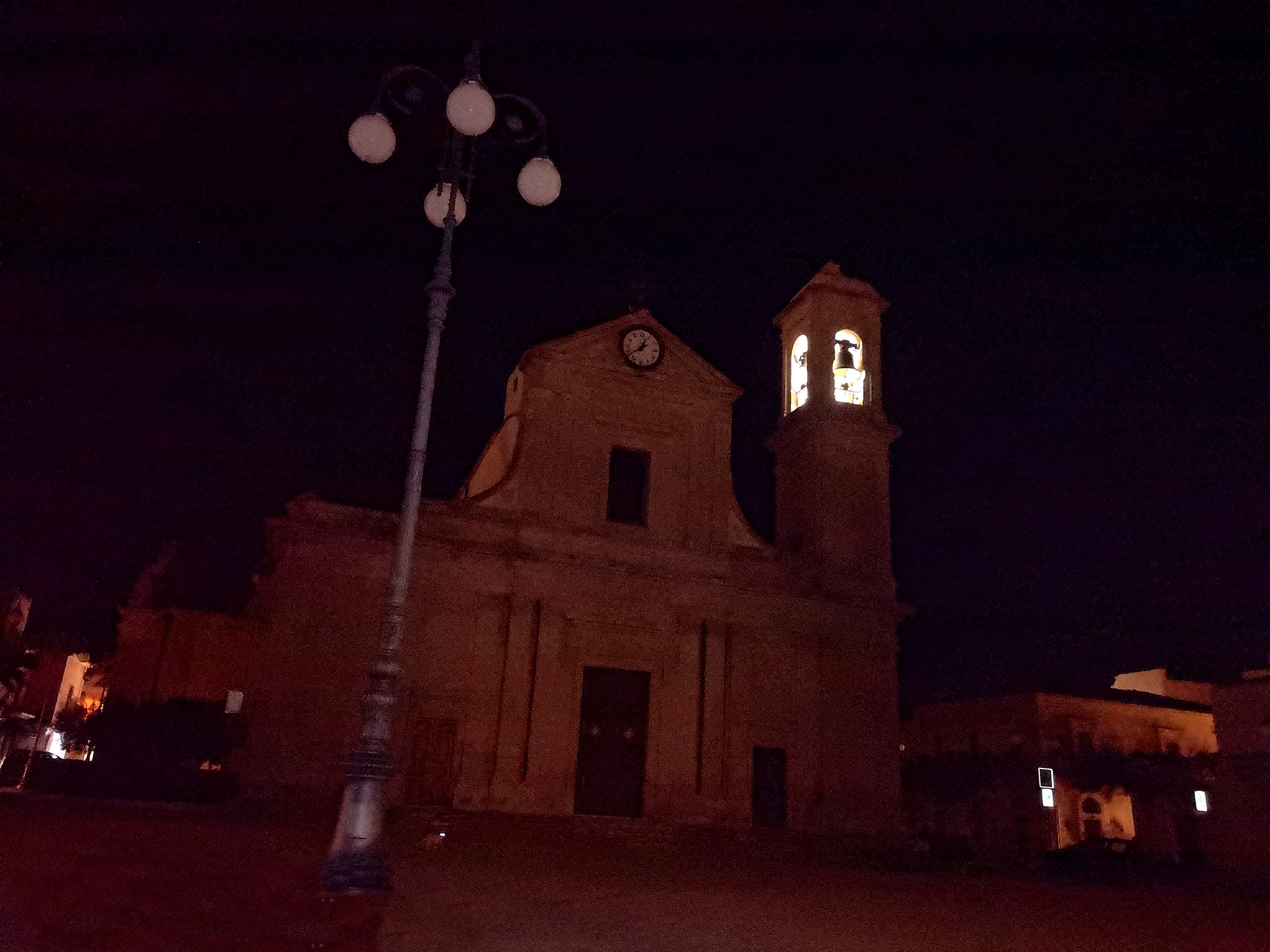  Cartoline da S.Croce: Piazza Vittorio Emanuele al buio da tre notti