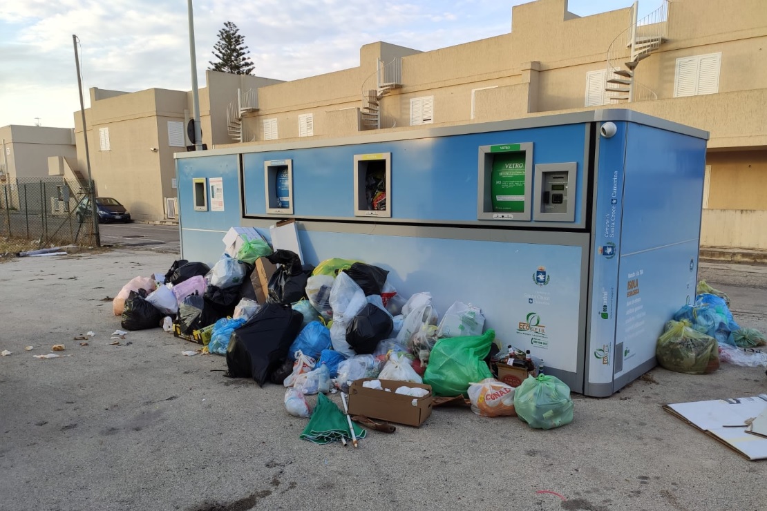  Casuzze, vandalizzata Isola ecologica. Piazza Favorita è una discarica