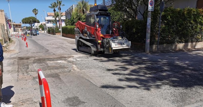  Lavori di manutenzione stradale su corso Oceano Indiano a Caucana