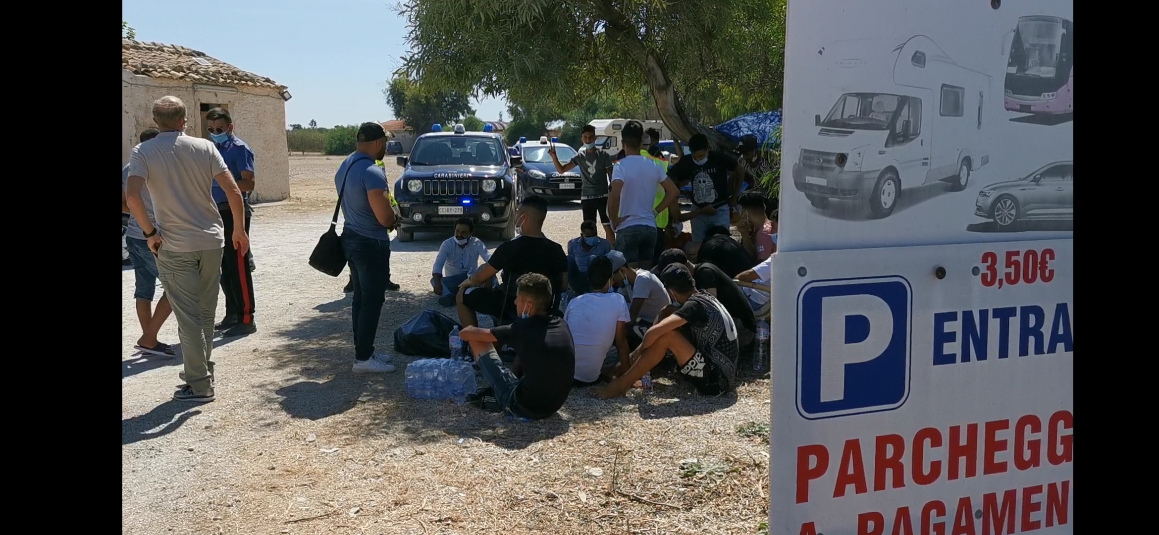 Caucana, sbarcano 50 migranti: due di loro trasportati in ospedale VIDEO