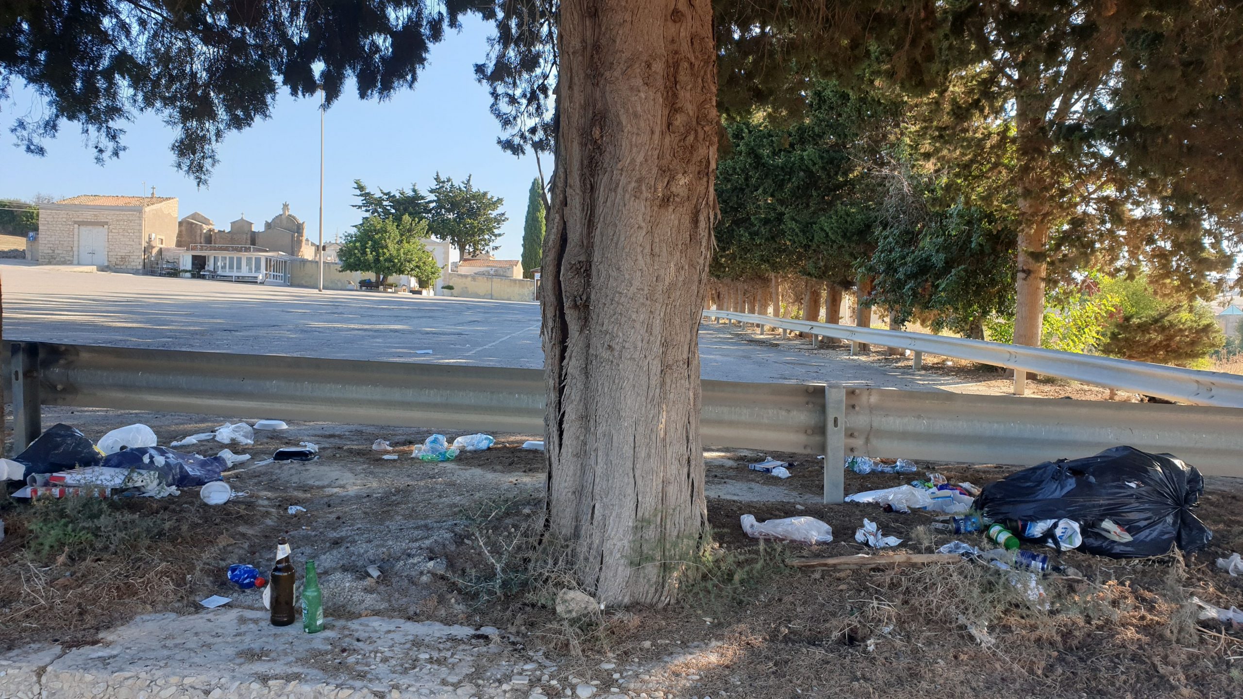  Ai lati del cimitero una discarica: l’ultima frontiera degli incivili