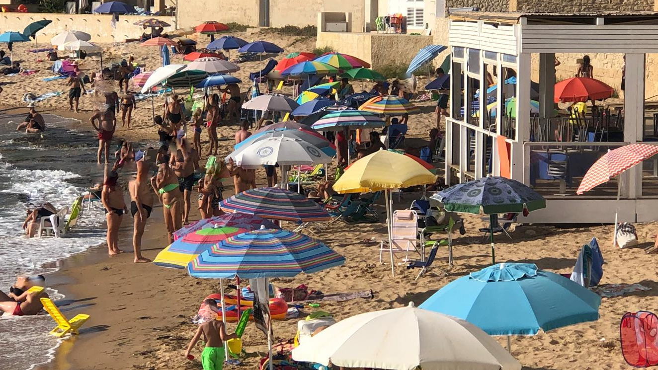  L’ordinanza che nessuno rispetta: nelle spiagge è tutto come prima