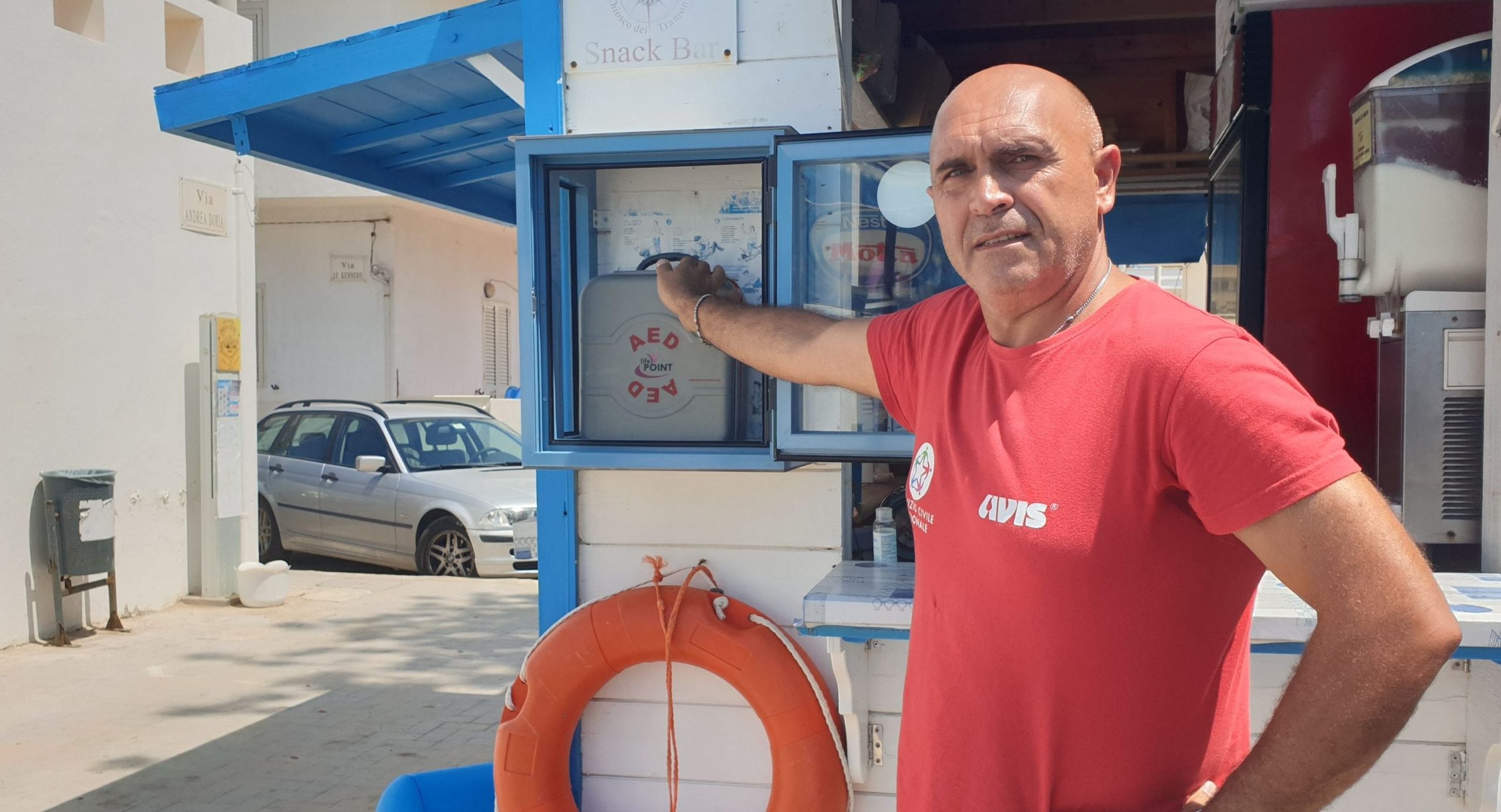  Il Chiosco dei Tramonti si dota del defibrillatore: la spiaggia è più sicura