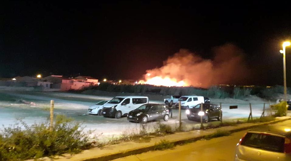  Punta Secca: incendio domato dai pompieri nei pressi del parcheggio