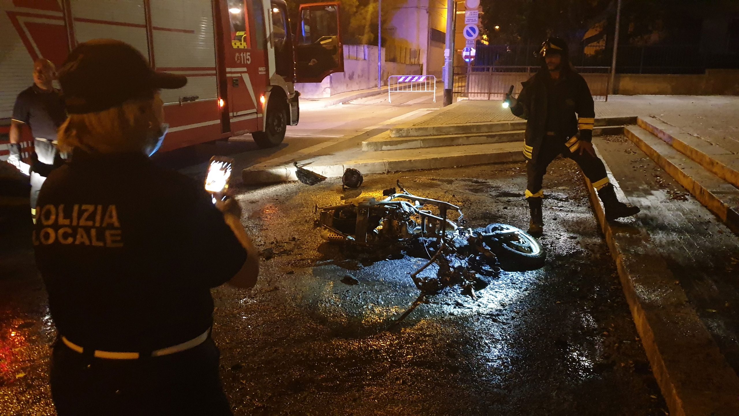  Brucia uno scooter in piazza degli Studi. Indagano i carabinieri