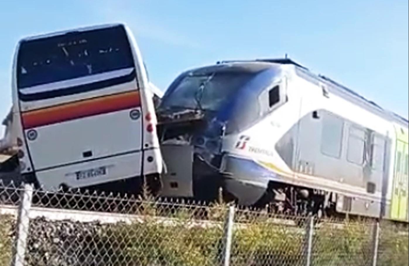  Scontro tra bus e treno. La Polizia indaga per disastro ferroviario