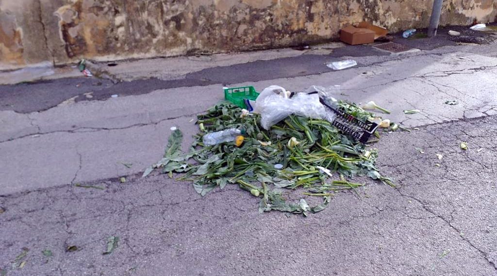  Il mercato senza regole del giovedì. Il piazzale invaso dai rifiuti