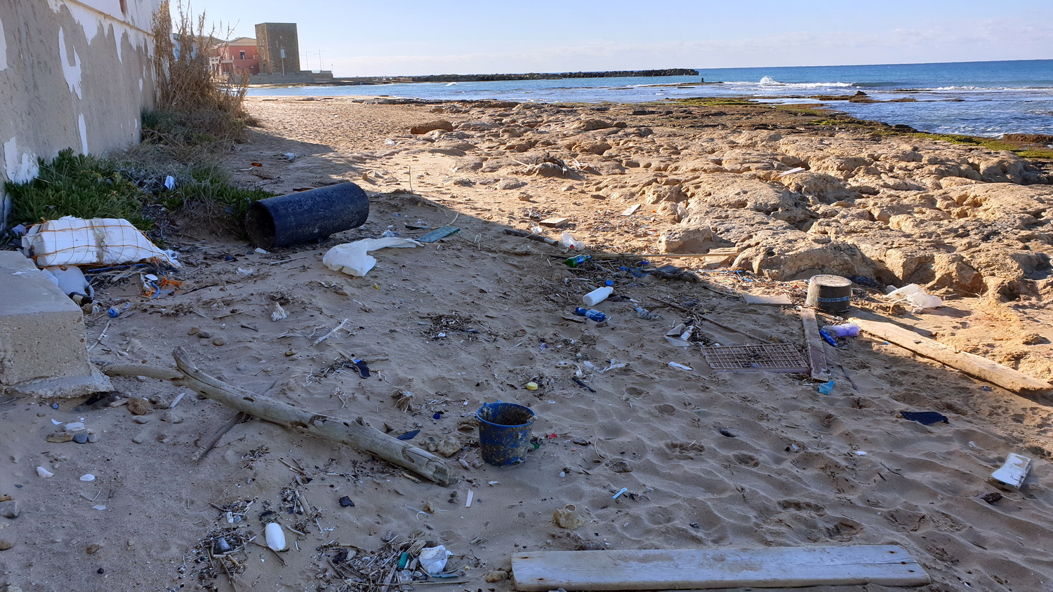  Il mare ci restituisce la monnezza. E la spiaggia diventa una discarica