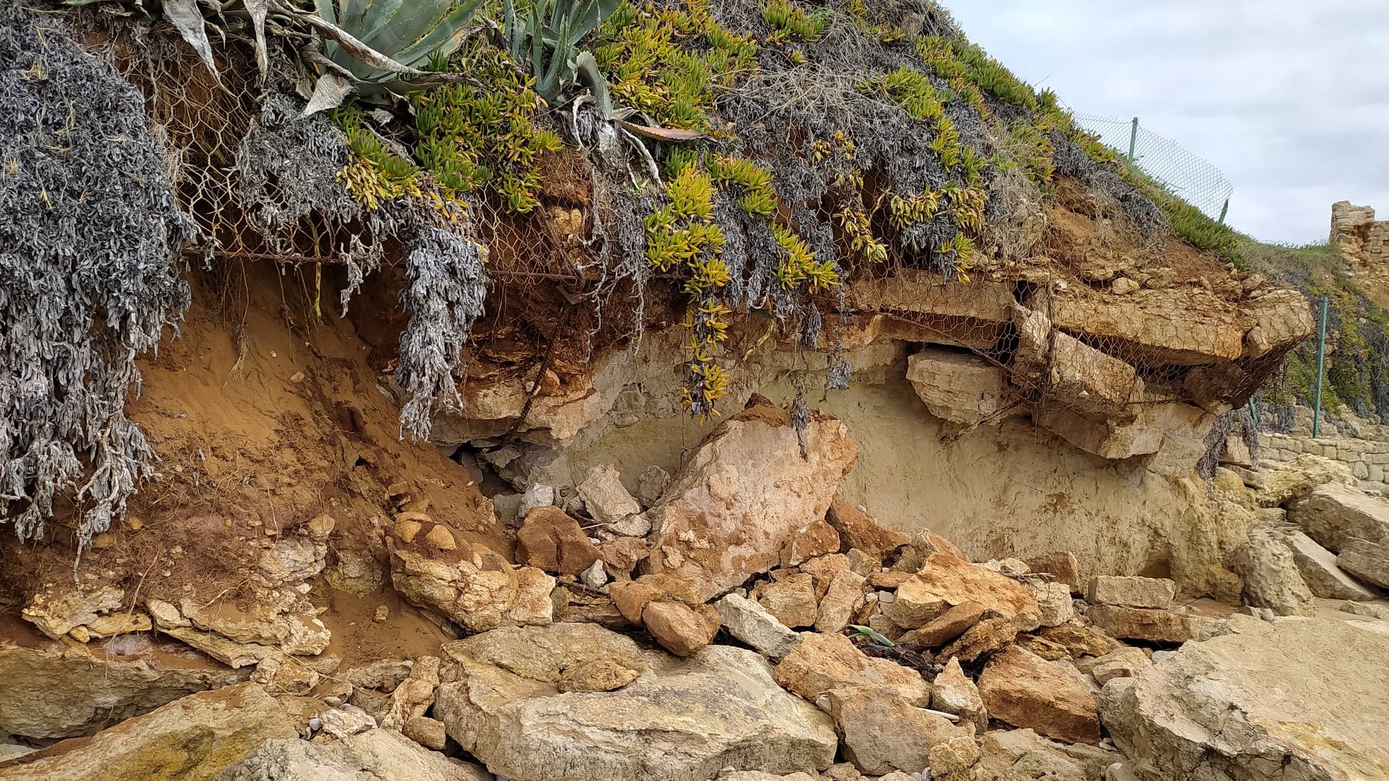  Caucana, vietato l’accesso alla spiaggia del lungomare Anticaglie