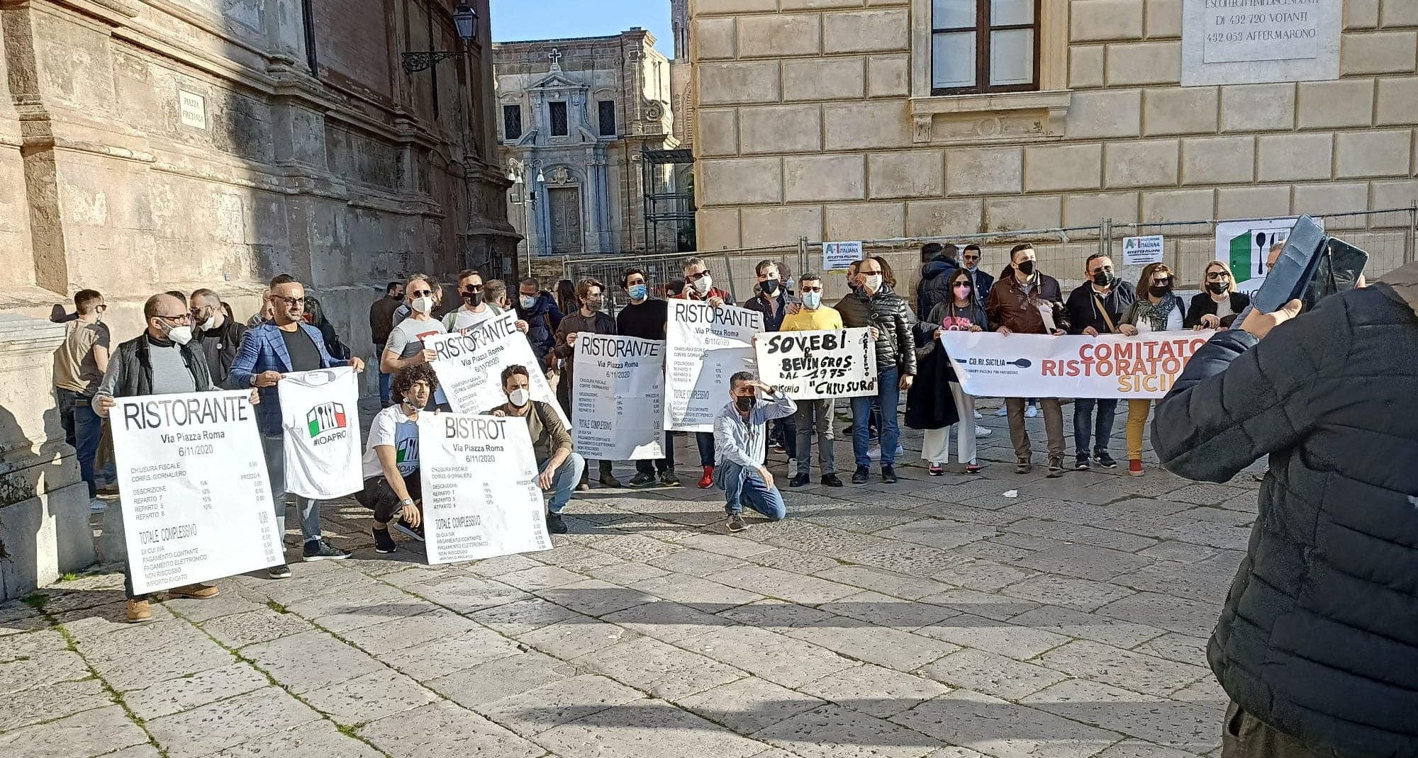  La protesta dei ristoratori a due passi dal mare di Montalbano