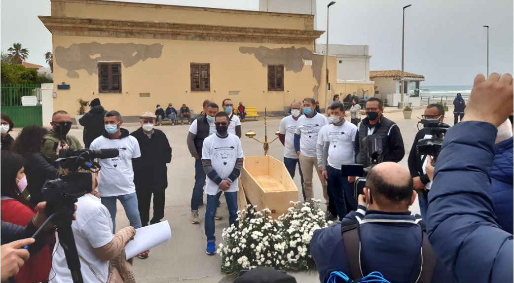  A Punta Secca si celebra la marcia funebre dell’economia VIDEO