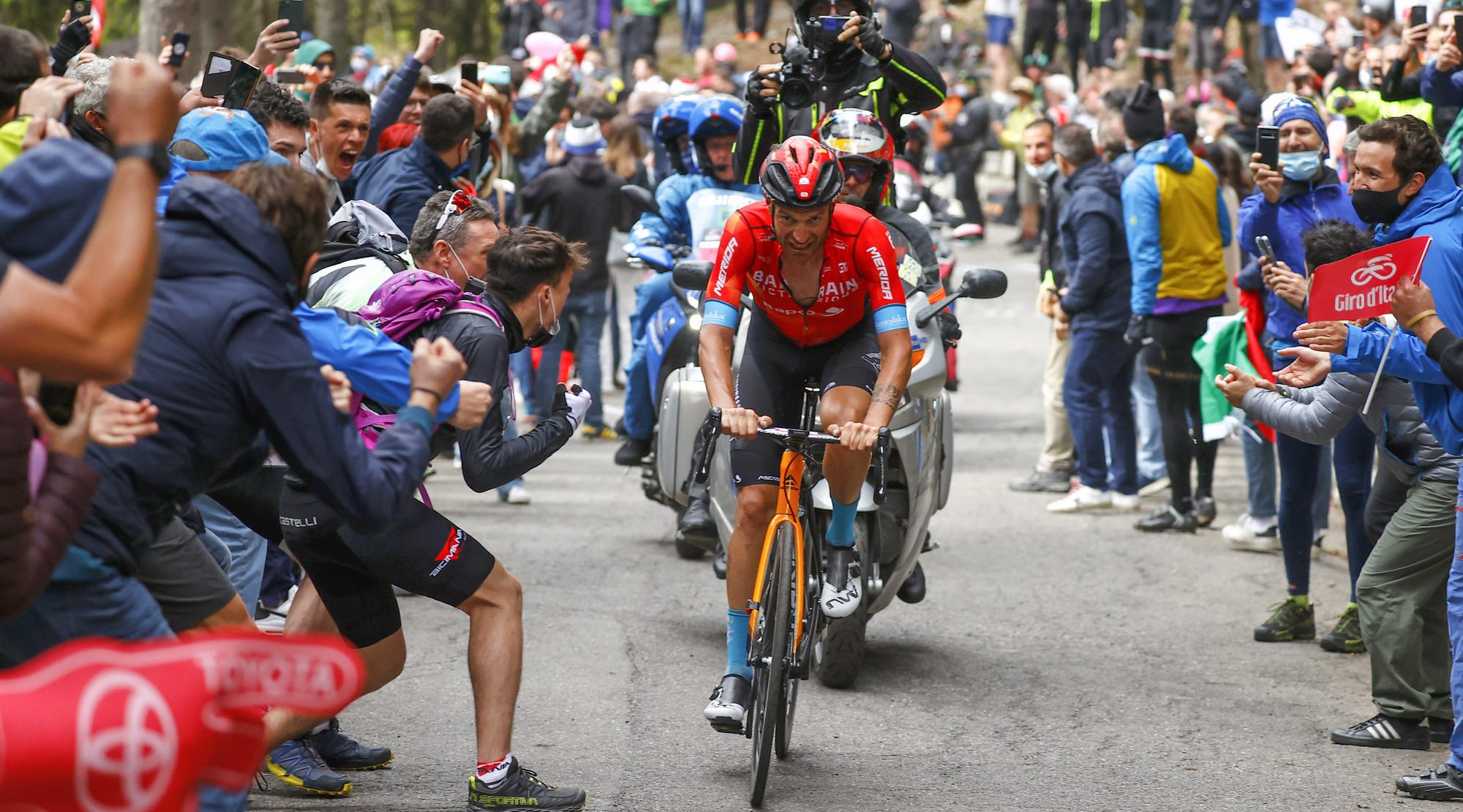  Caruso è un fenomeno: impresa sull’Alpe Motta al Giro d’Italia