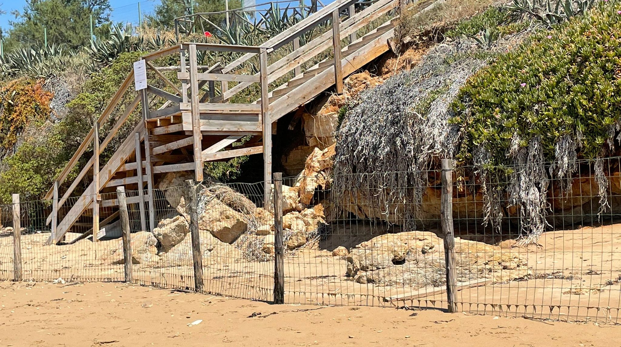  Caucana, recintato pezzo di spiaggia. Sul lungomare servono i dossi