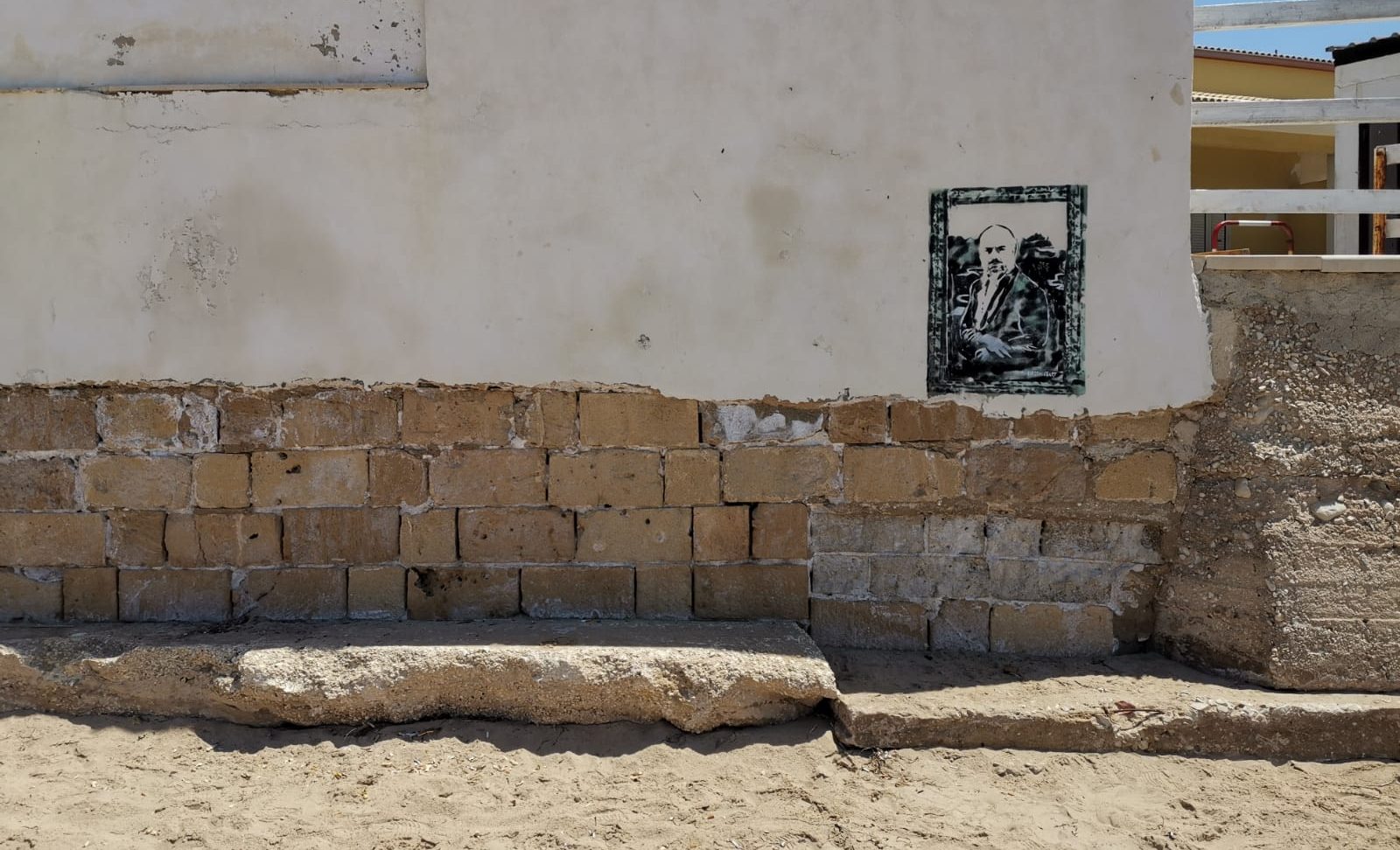  Palmento, rimossa la spazzatura sotto il murale di Montalbano