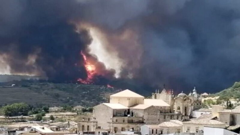  Incendio a Calaforno, distrutto il parco forestale fino a Giarratana