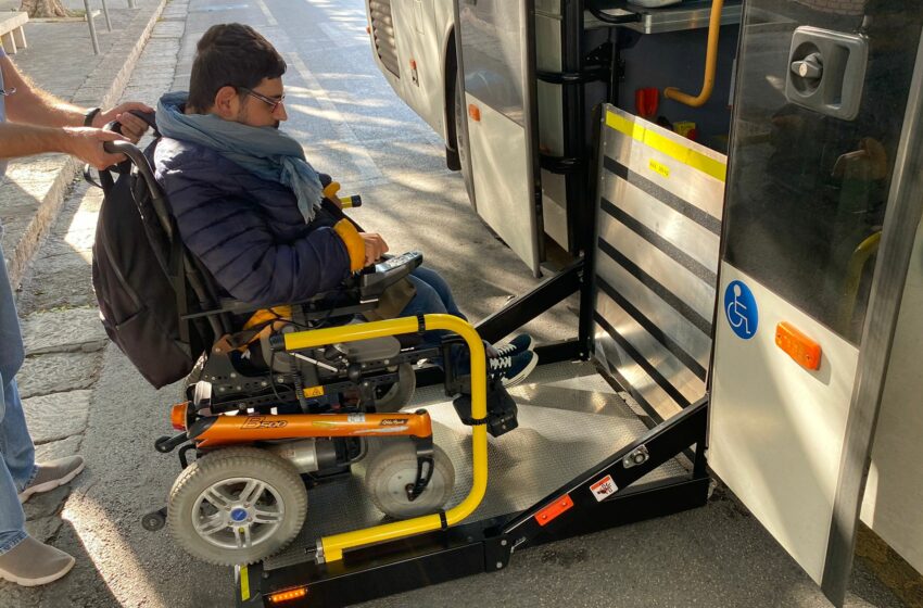  Un autobus di linea con rampa per disabili. Così Giovanni torna “libero”