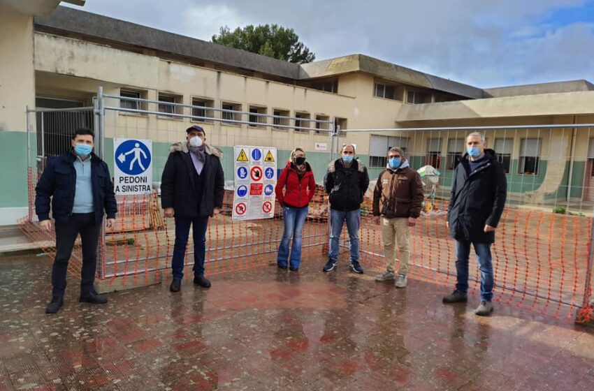  La scuola materna avrà i bagni nuovi: sopralluogo del sindaco con la ditta