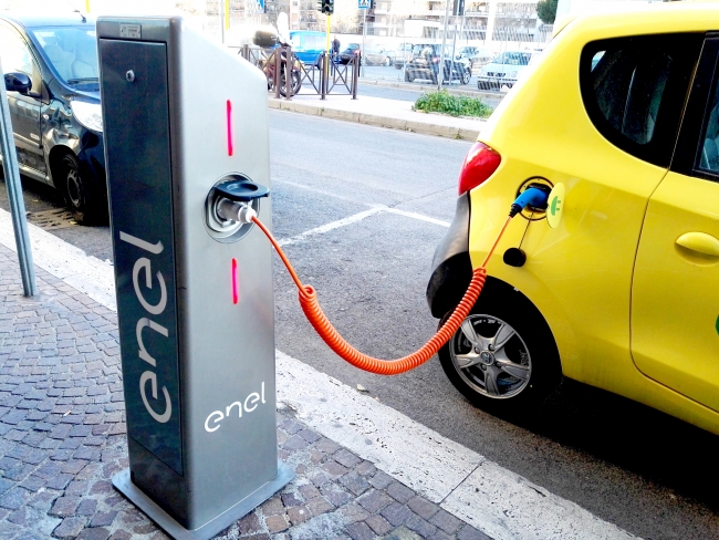  In piazza Celestri la prima colonnina per ricaricare le auto elettriche