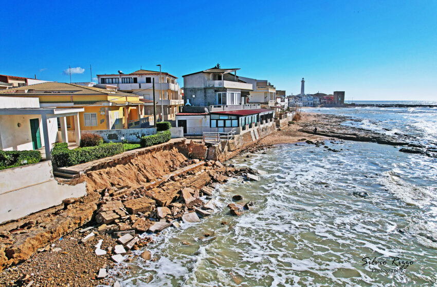  Punta Secca ferita a morte dalla mareggiata: la costa si è sgretolata