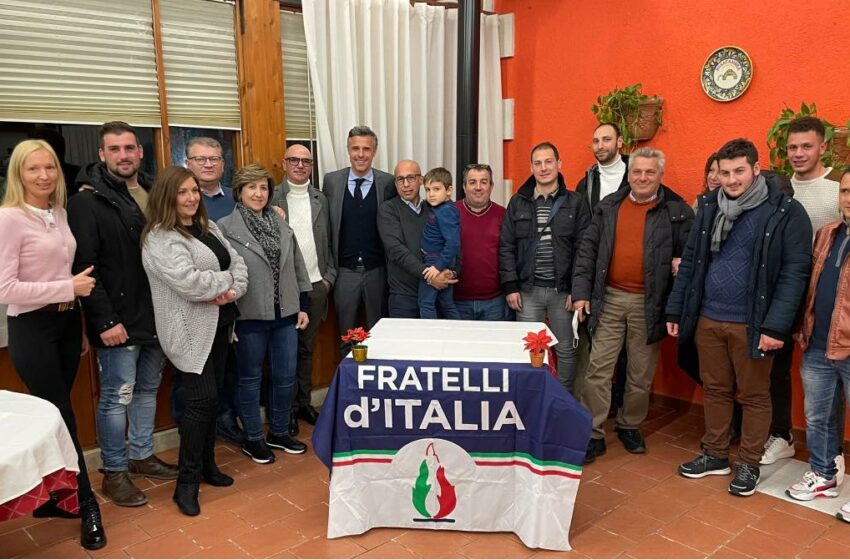  Piccoli cotillons di Natale: Fratelli d’Italia corre fra le braccia del sindaco