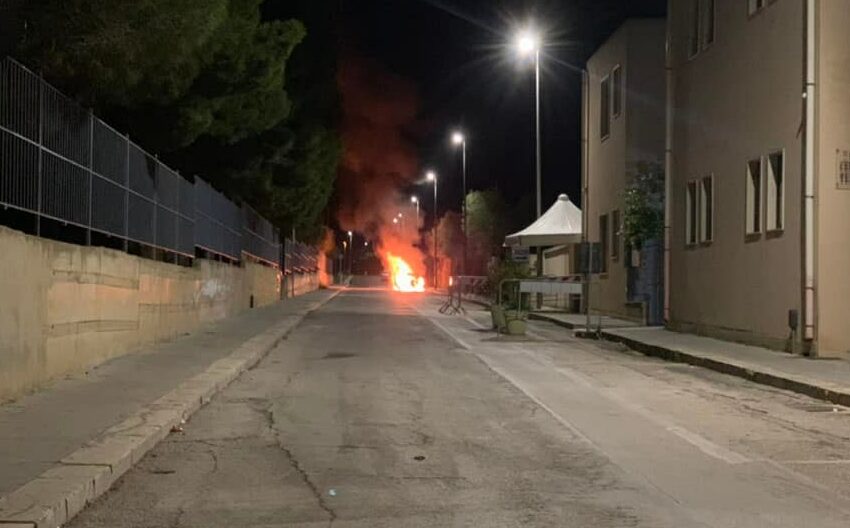  Brucia una Fiat Uno in via G.Iozzia: incendio domato dai vigili del Fuoco