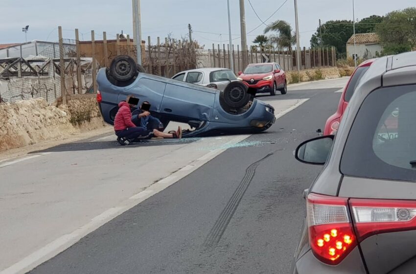  Un’auto si ribalta sulla S.Croce-P.Secca: lievi ferite per il conducente