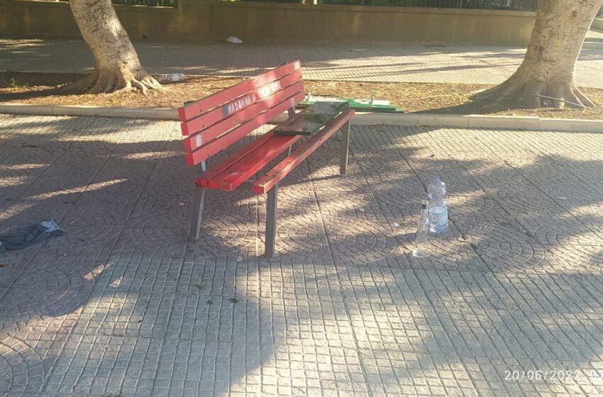  Divelta la panchina rossa di piazza degli Studi. Vincono sempre i vandali