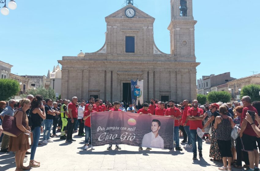  Un’enorme macchia rossa per salutare Giovanni: “Per sempre con noi”