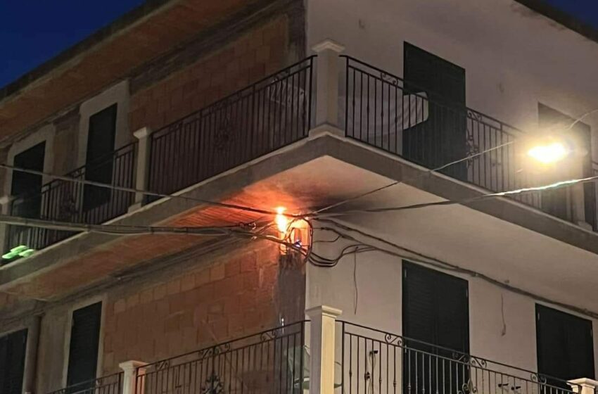  A fuoco un cavo elettrico: paura in un’abitazione di via Caucana
