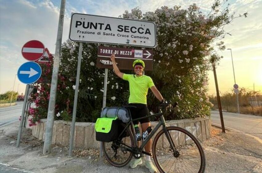  In bici per 900 km, dal Lazio a Punta Secca: poi una squadra lo ingaggia