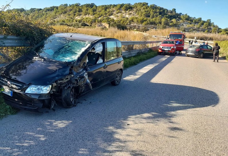  Tragedia alle porte di Vittoria: giovane centauro muore in un incidente