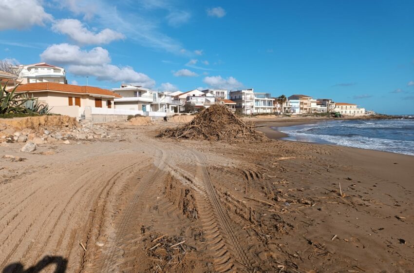 Dopo il buon esempio dei turisti il Comune libera le spiagge dai rifiuti