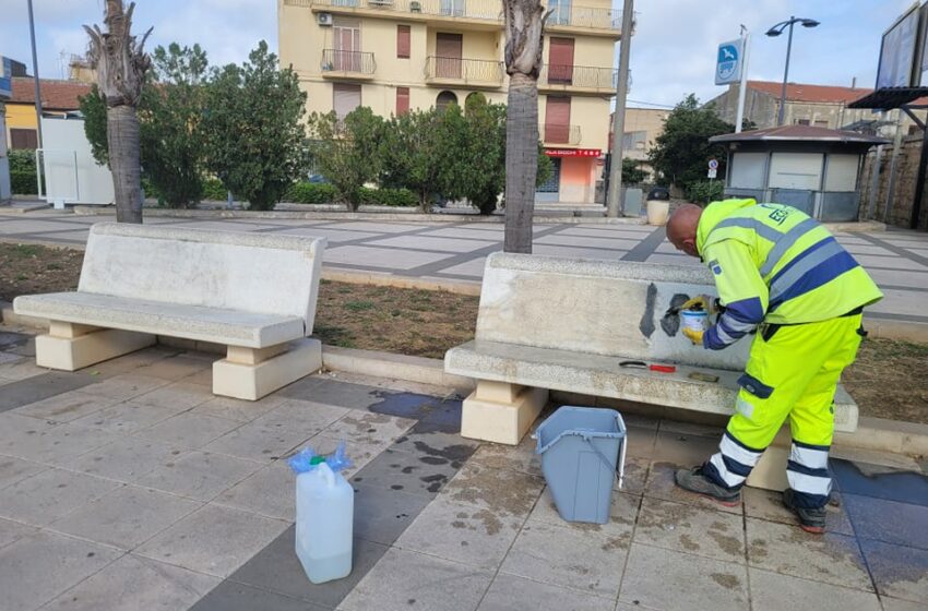  I vandali dello spray. Ripulite le panchine di piazza Unità d’Italia