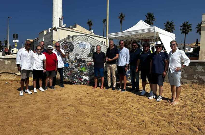  Il Rotary Club di Comiso dona un pesce “mangia plastica” a Punta Secca