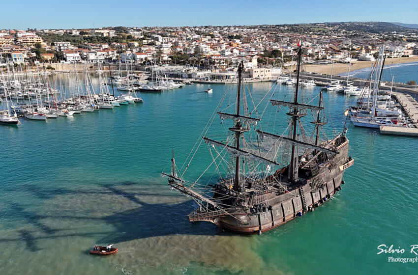  Il Galeón Andalucía è approdato al Porto di Marina di Ragusa