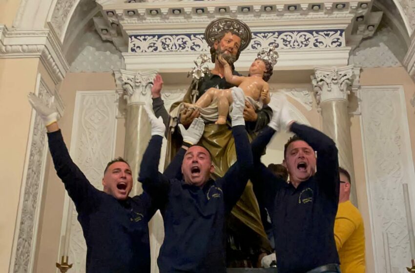  Viva San Giuseppe: una chiesa gremita per la “scinnuta” del simulacro