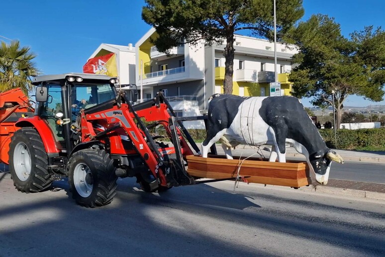  Prosegue la protesta degli agricoltori: trattori per le vie di Ragusa