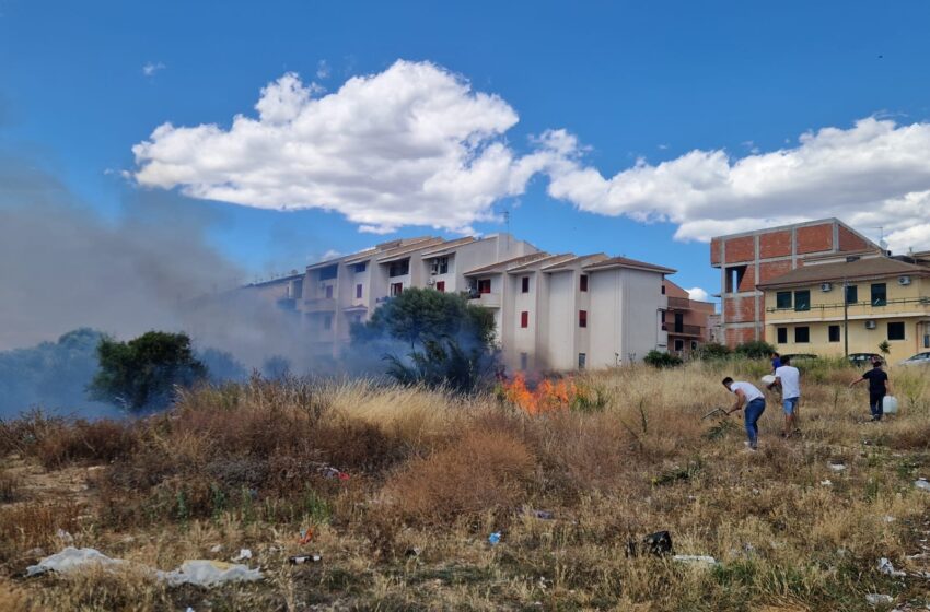 Sterpaglie in fiamme: l’incendio dal Piazzale della Solidarietà raggiunge abitazioni e deposito sulla Sp85