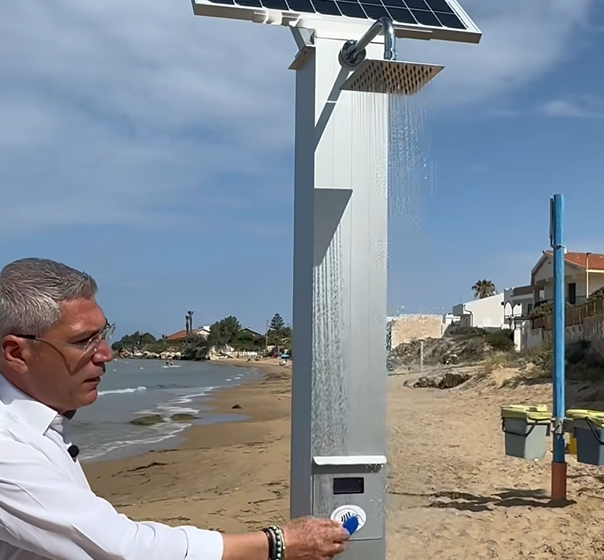 Doccia col braccialetto (o portachiavi) in spiaggia, Dimartino: “Vi spiego come si fa”