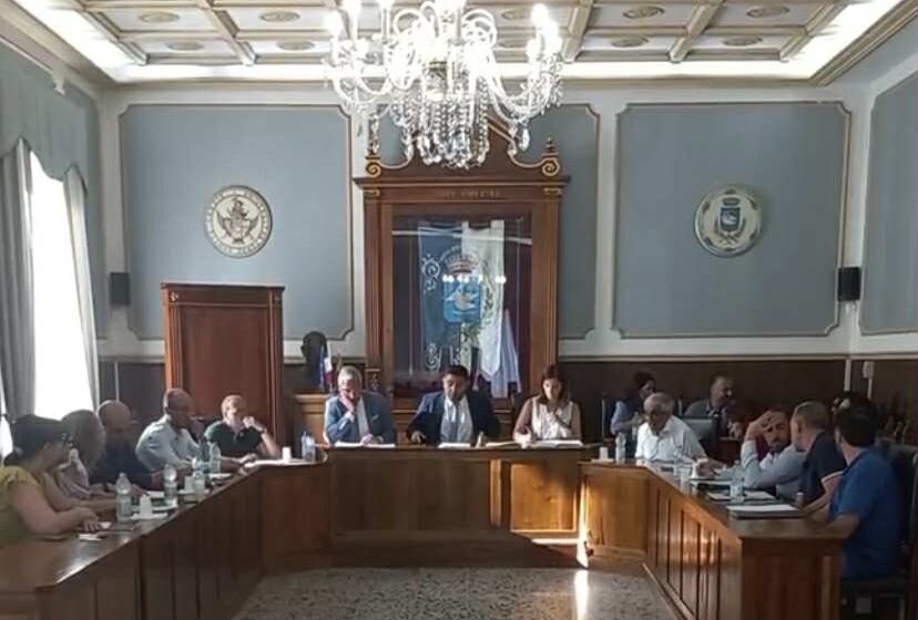 Santa Croce tra aumento della Tari e sicurezza balneare: tensione in Consiglio comunale